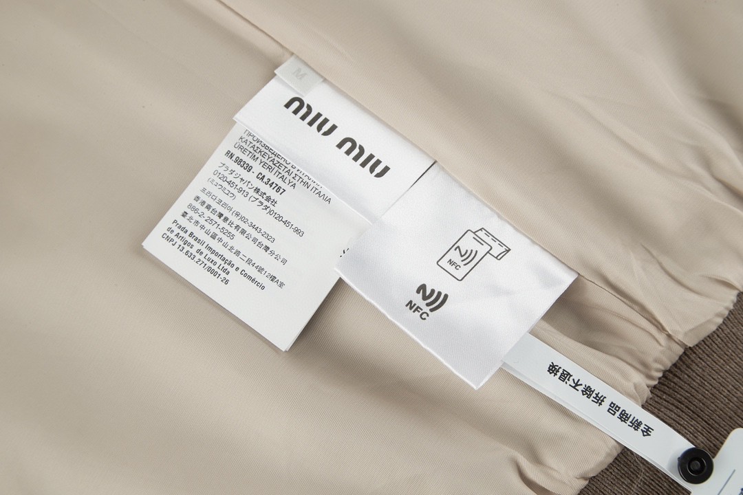MIU MIU 缪缪 人字斜纹羊毛logo徽标拉链夹克 外套 长袖 卡其色 ML943-15PM-F0241-S-232