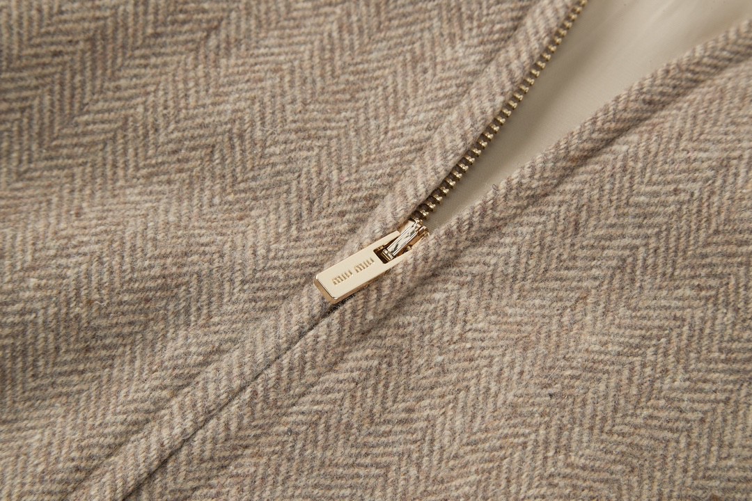 MIU MIU 缪缪 人字斜纹羊毛logo徽标拉链夹克 外套 长袖 卡其色 ML943-15PM-F0241-S-232