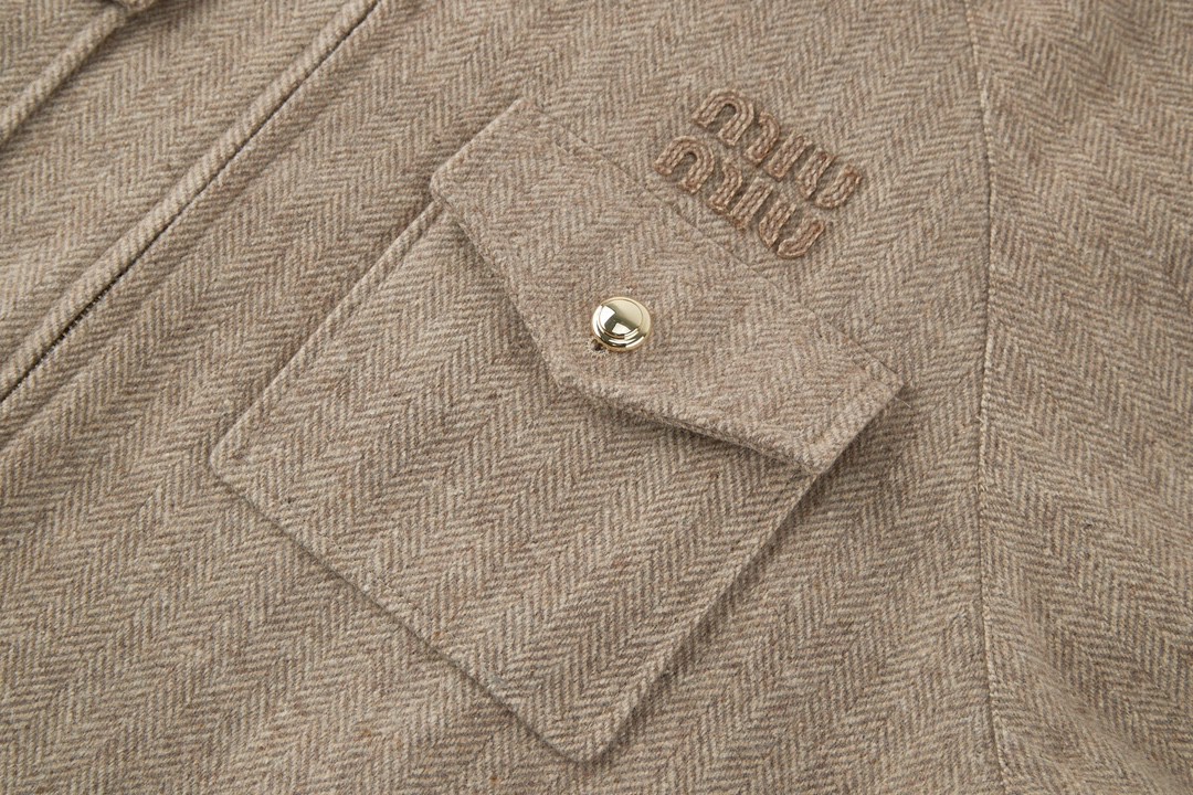 MIU MIU 缪缪 人字斜纹羊毛logo徽标拉链夹克 外套 长袖 卡其色 ML943-15PM-F0241-S-232