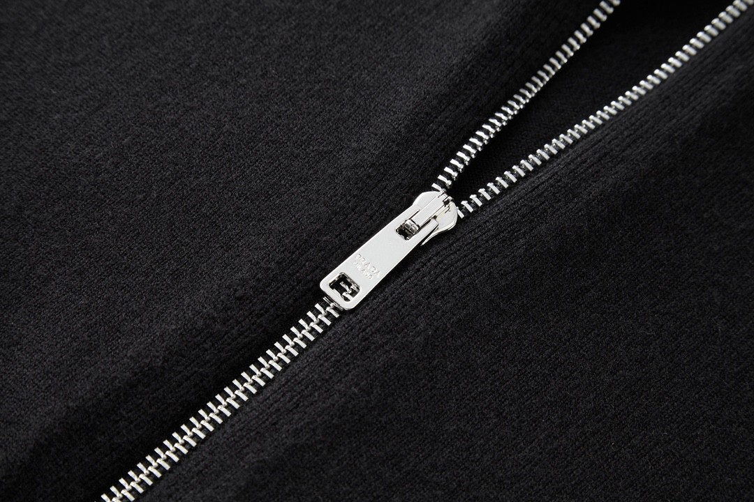 PRADA 普拉达 logo徽标拉链针织衫 毛衣 夹克 外套 长袖 黑色 UMG332-1411-F0002-S-OOO