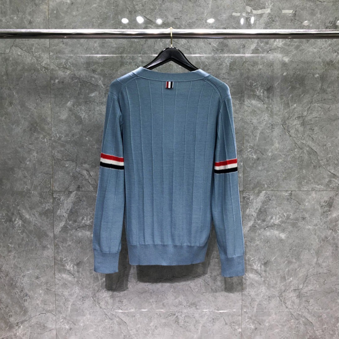 THOM BROWNE 反底坑条双袖红白蓝羊毛V领开衫 毛衣 针织衫 长袖 灰色 浅蓝色 藏青色 白色
