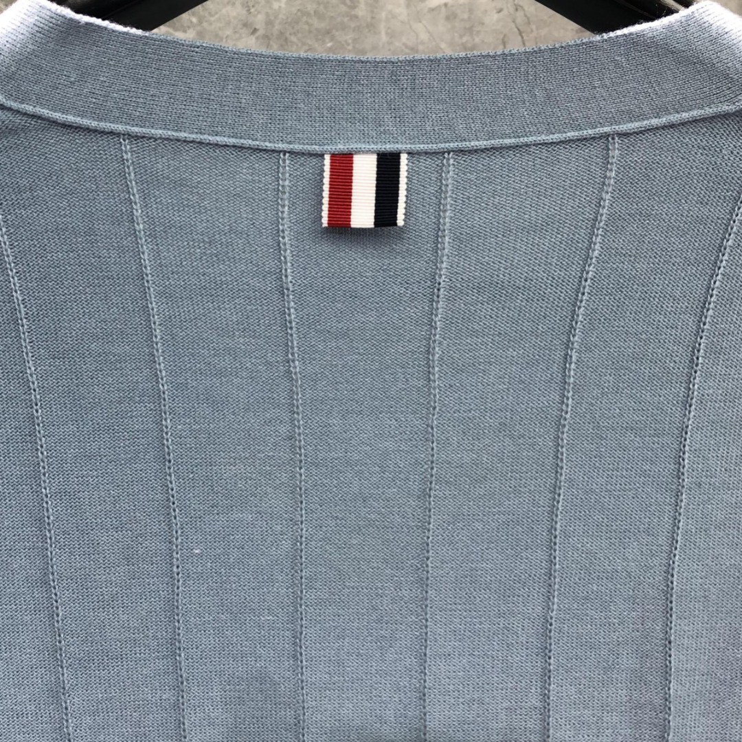 THOM BROWNE 反底坑条双袖红白蓝羊毛V领开衫 毛衣 针织衫 长袖 灰色 浅蓝色 藏青色 白色