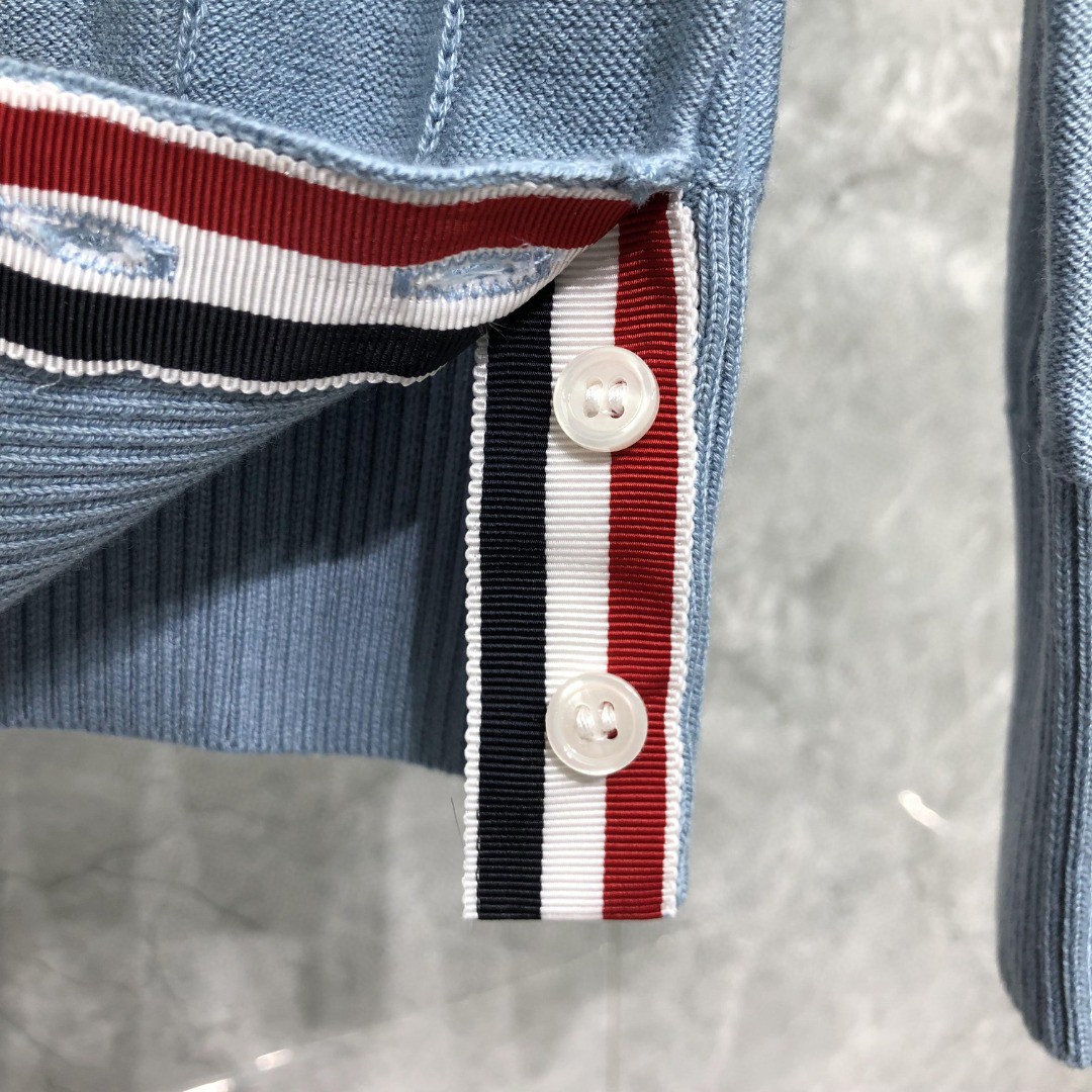 THOM BROWNE 反底坑条双袖红白蓝羊毛V领开衫 毛衣 针织衫 长袖 灰色 浅蓝色 藏青色 白色