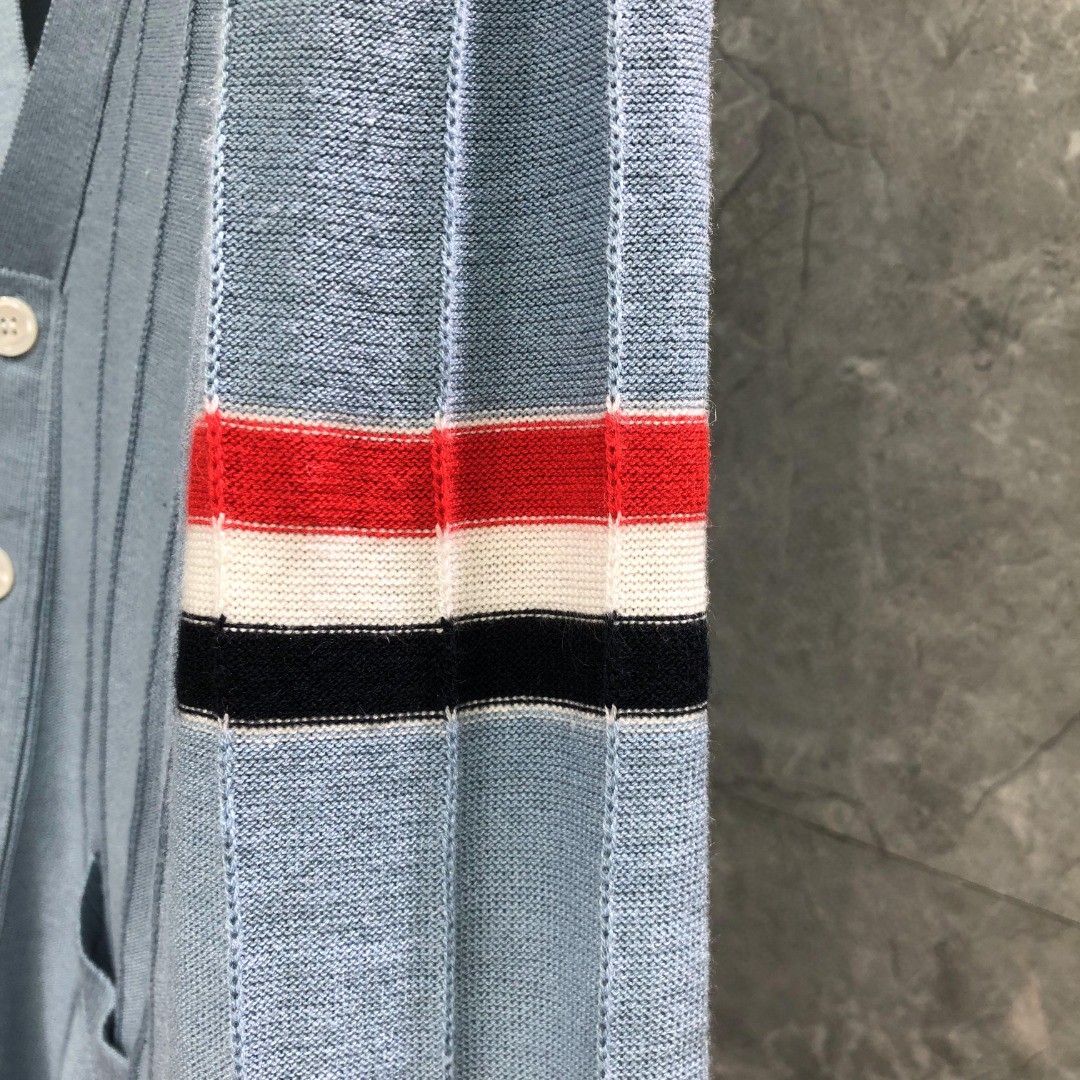 THOM BROWNE 反底坑条双袖红白蓝羊毛V领开衫 毛衣 针织衫 长袖 灰色 浅蓝色 藏青色 白色