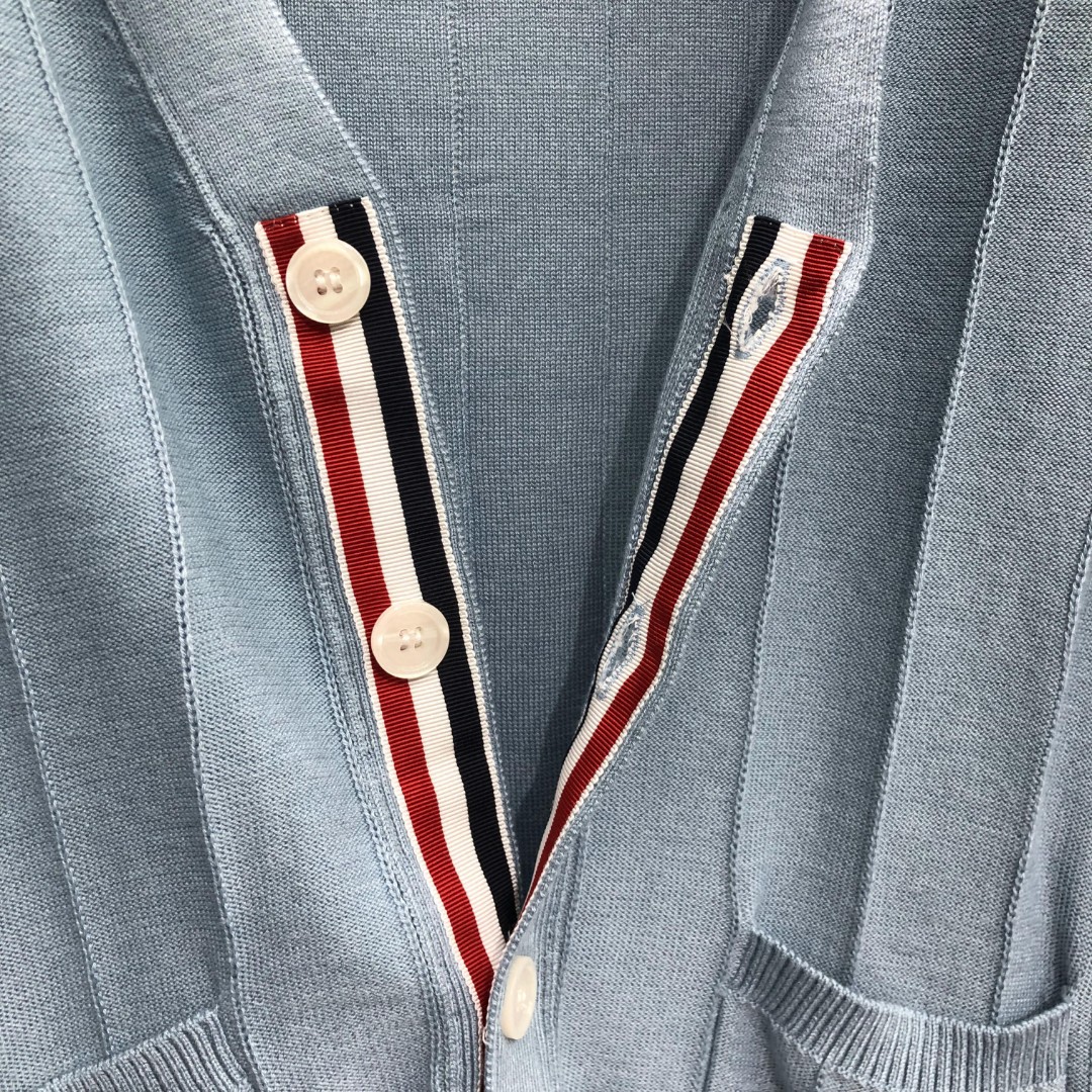 THOM BROWNE 反底坑条双袖红白蓝羊毛V领开衫 毛衣 针织衫 长袖 灰色 浅蓝色 藏青色 白色