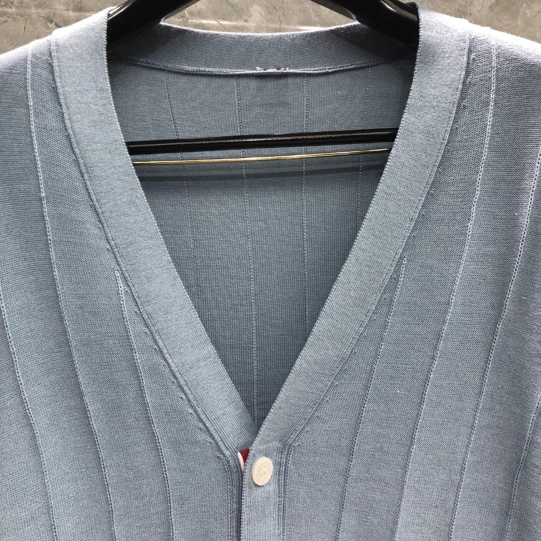 THOM BROWNE 反底坑条双袖红白蓝羊毛V领开衫 毛衣 针织衫 长袖 灰色 浅蓝色 藏青色 白色