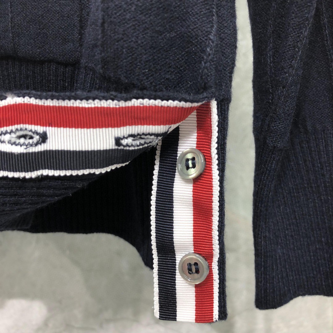 THOM BROWNE 反底坑条双袖红白蓝羊毛V领开衫 毛衣 针织衫 长袖 灰色 浅蓝色 藏青色 白色