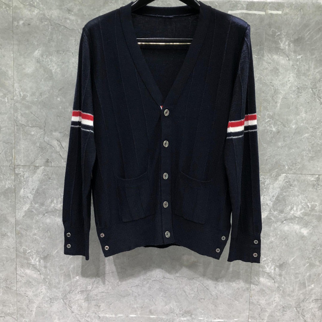 THOM BROWNE 反底坑条双袖红白蓝羊毛V领开衫 毛衣 针织衫 长袖 灰色 浅蓝色 藏青色 白色