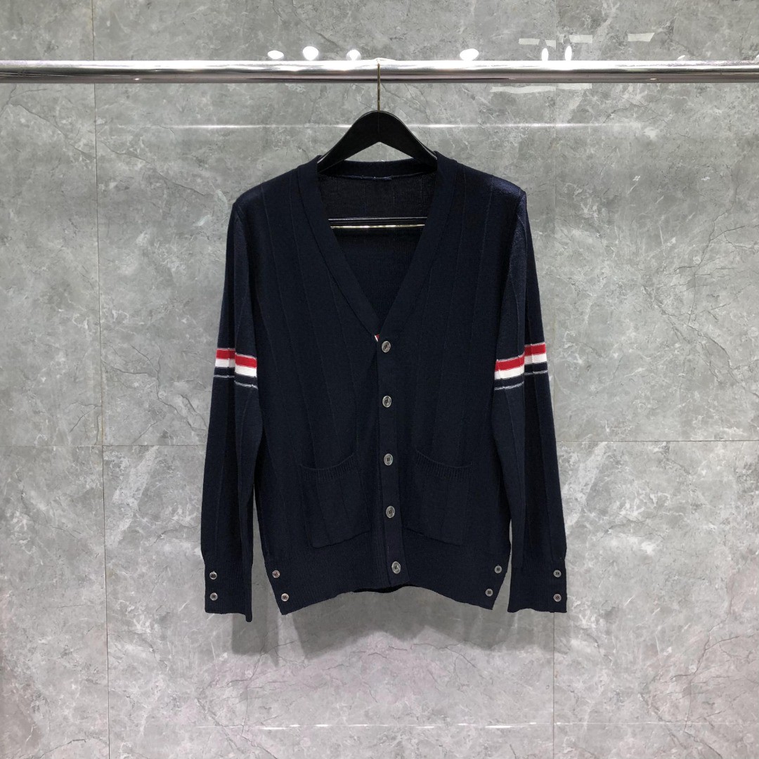 THOM BROWNE 反底坑条双袖红白蓝羊毛V领开衫 毛衣 针织衫 长袖 灰色 浅蓝色 藏青色 白色