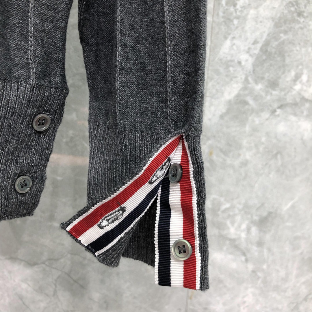 THOM BROWNE 反底坑条双袖红白蓝羊毛V领开衫 毛衣 针织衫 长袖 灰色 浅蓝色 藏青色 白色