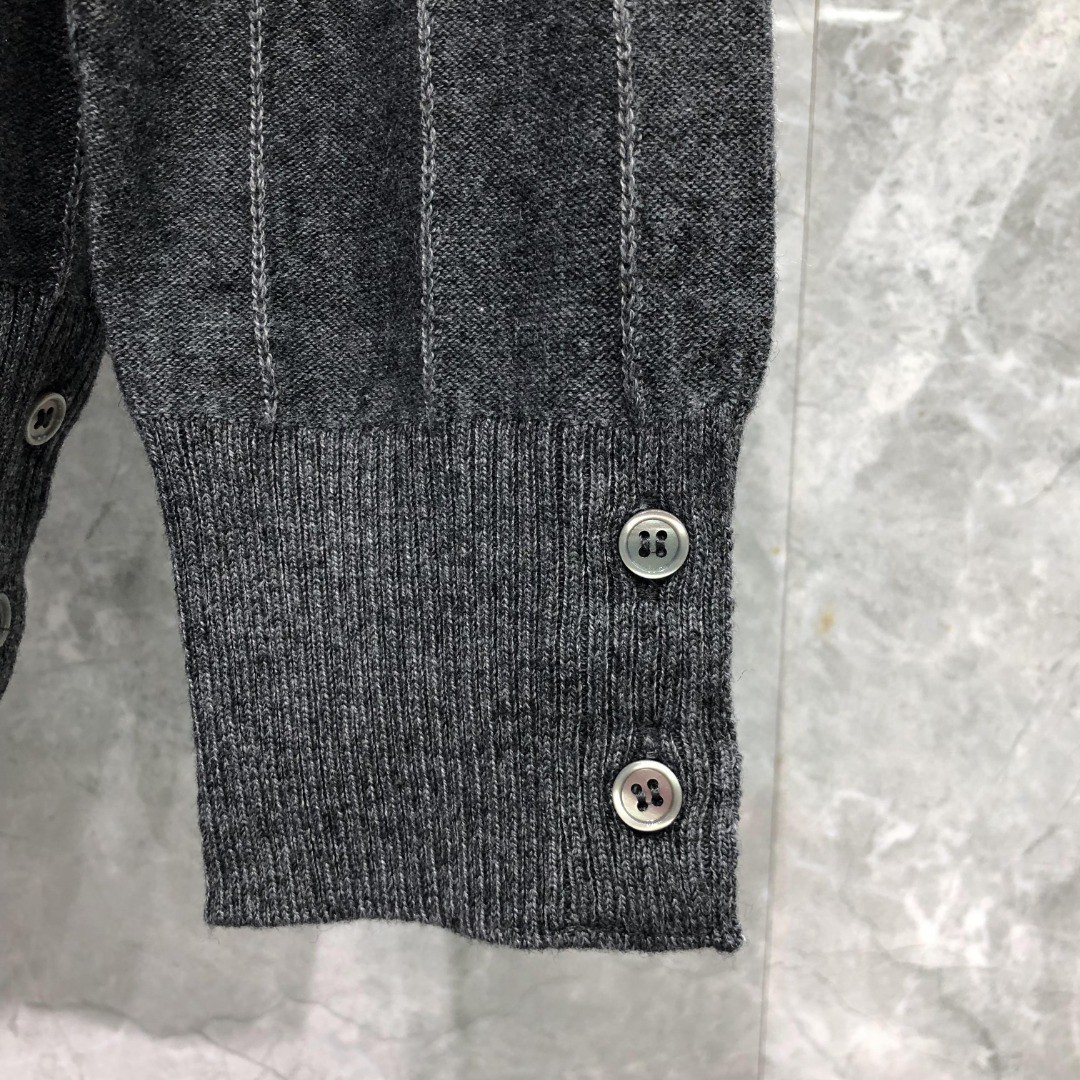 THOM BROWNE 反底坑条双袖红白蓝羊毛V领开衫 毛衣 针织衫 长袖 灰色 浅蓝色 藏青色 白色