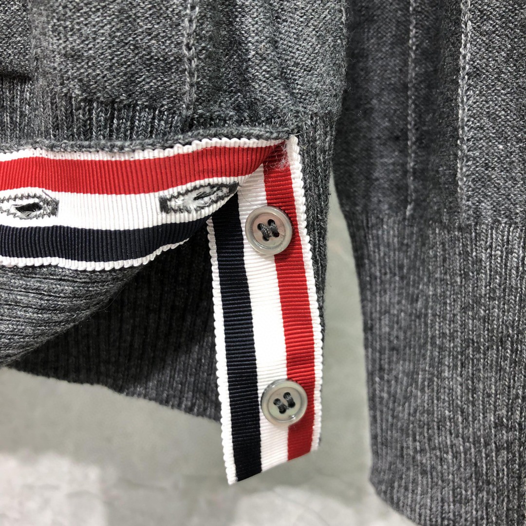 THOM BROWNE 反底坑条双袖红白蓝羊毛V领开衫 毛衣 针织衫 长袖 灰色 浅蓝色 藏青色 白色