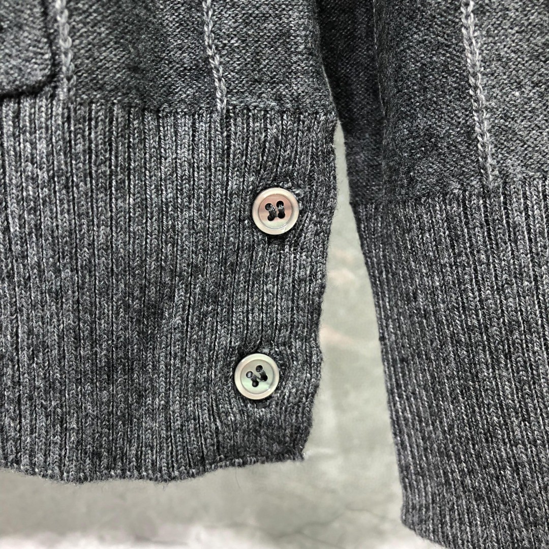 THOM BROWNE 反底坑条双袖红白蓝羊毛V领开衫 毛衣 针织衫 长袖 灰色 浅蓝色 藏青色 白色