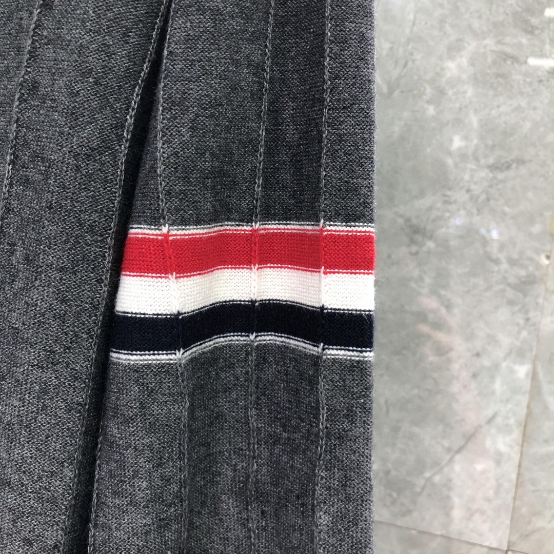THOM BROWNE 反底坑条双袖红白蓝羊毛V领开衫 毛衣 针织衫 长袖 灰色 浅蓝色 藏青色 白色