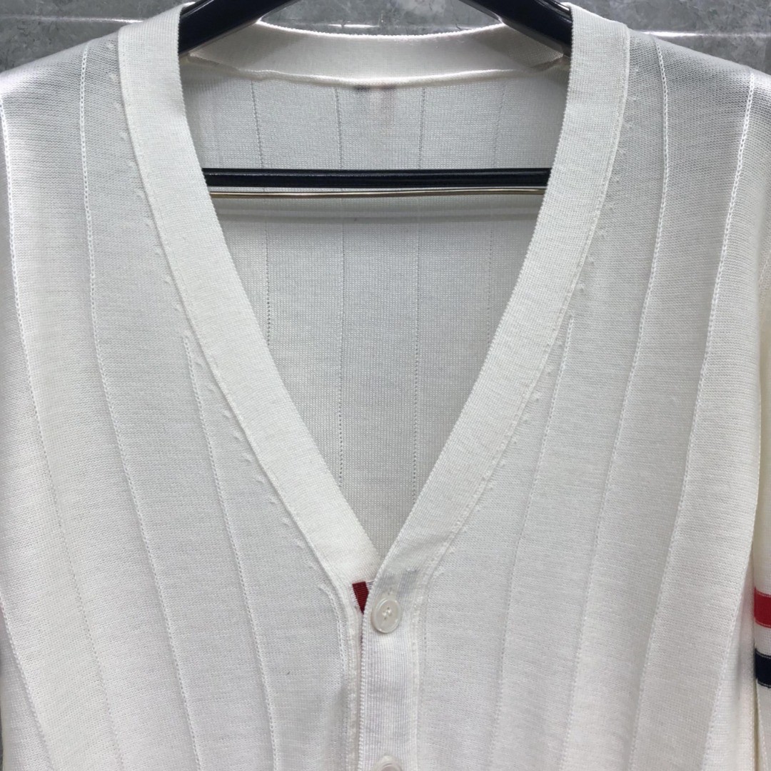 THOM BROWNE 反底坑条双袖红白蓝羊毛V领开衫 毛衣 针织衫 长袖 灰色 浅蓝色 藏青色 白色