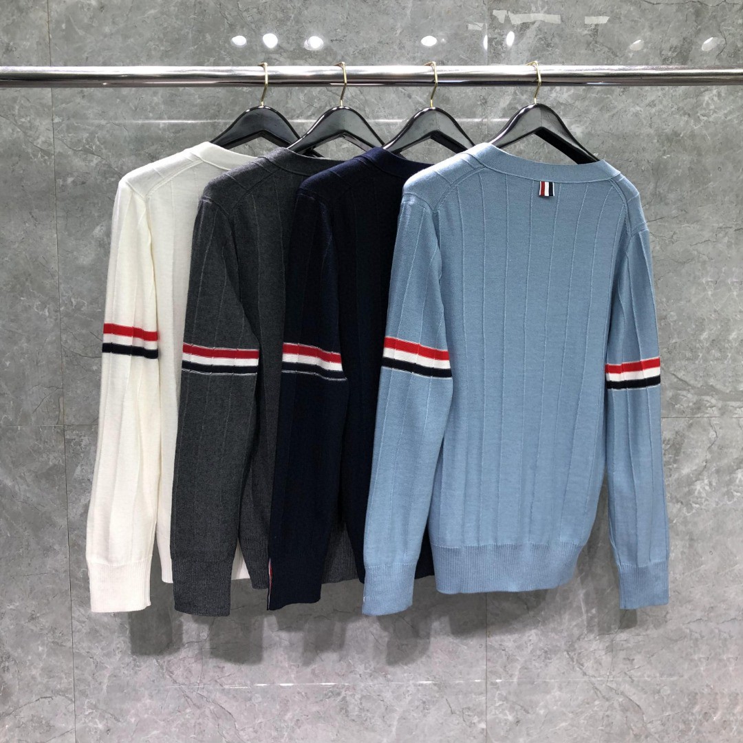 THOM BROWNE 反底坑条双袖红白蓝羊毛V领开衫 毛衣 针织衫 长袖 灰色 浅蓝色 藏青色 白色
