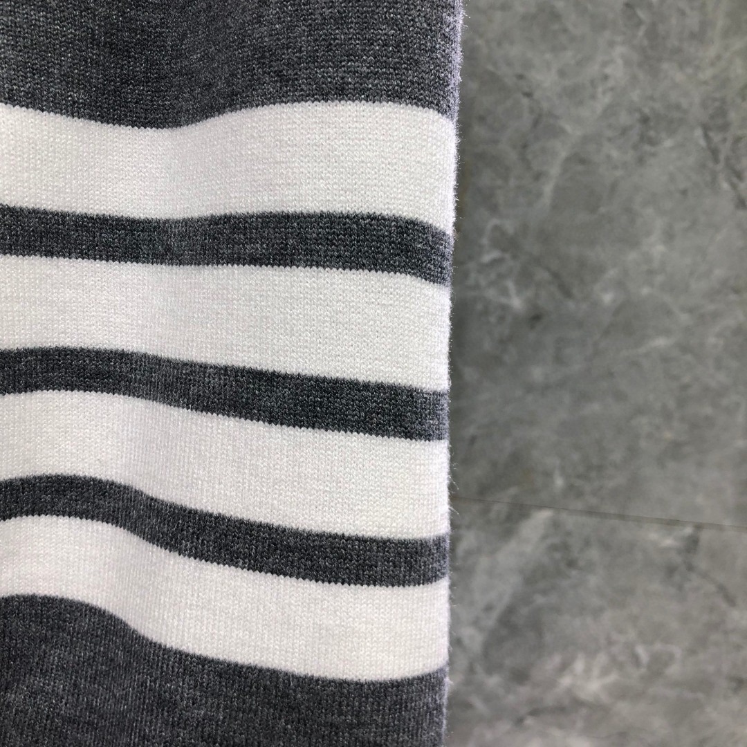 THOM BROWNE 前后拼接V领开衫 毛衣 针织衫 长袖 灰色