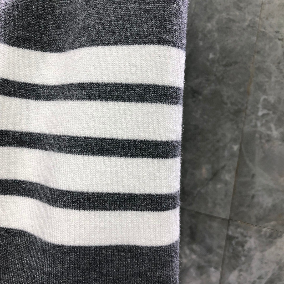 [Copy]THOM BROWNE 前后拼接V领开衫 毛衣 针织衫 长袖 灰色