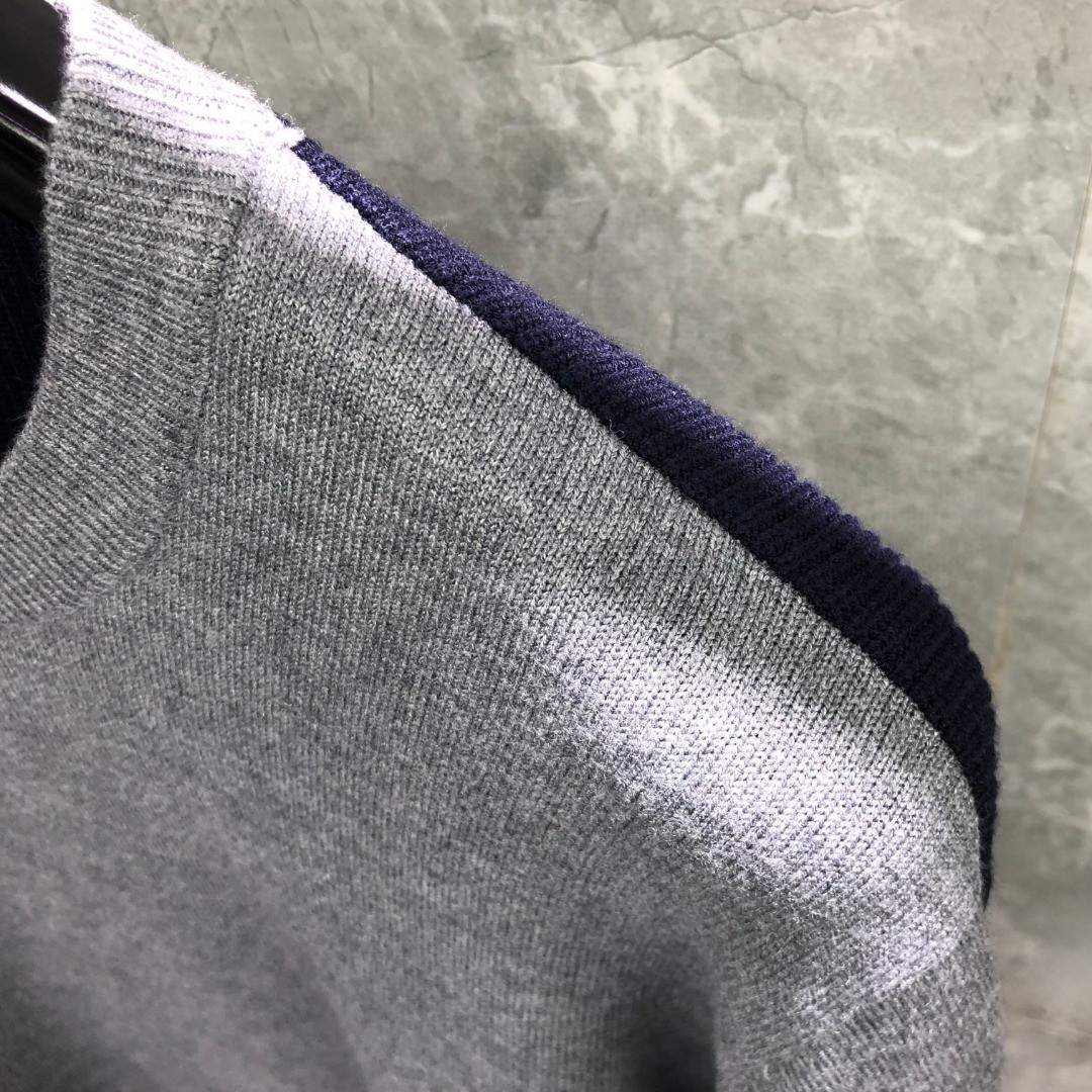 [Copy]THOM BROWNE 前后拼接V领开衫 毛衣 针织衫 长袖 灰色