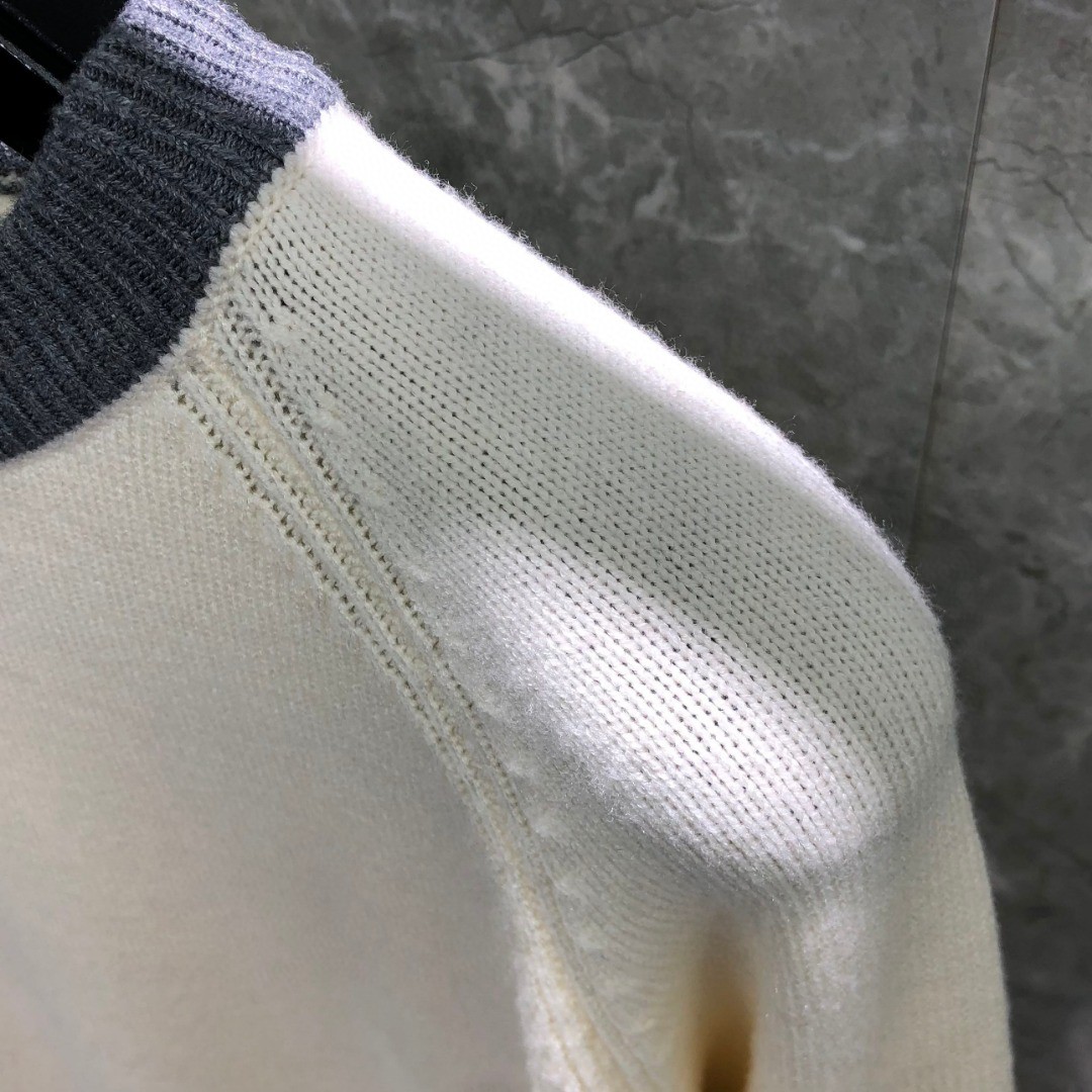 THOM BROWNE 经典四杠圆领毛衣 针织衫 长袖 驼色 白色 