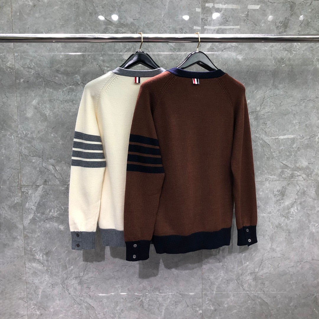 THOM BROWNE 插肩袖V领开衫 毛衣 针织衫 长袖 驼色 白色 MKC485AY1026