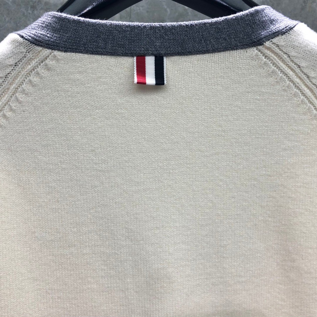 THOM BROWNE 插肩袖V领开衫 毛衣 针织衫 长袖 驼色 白色 MKC485AY1026
