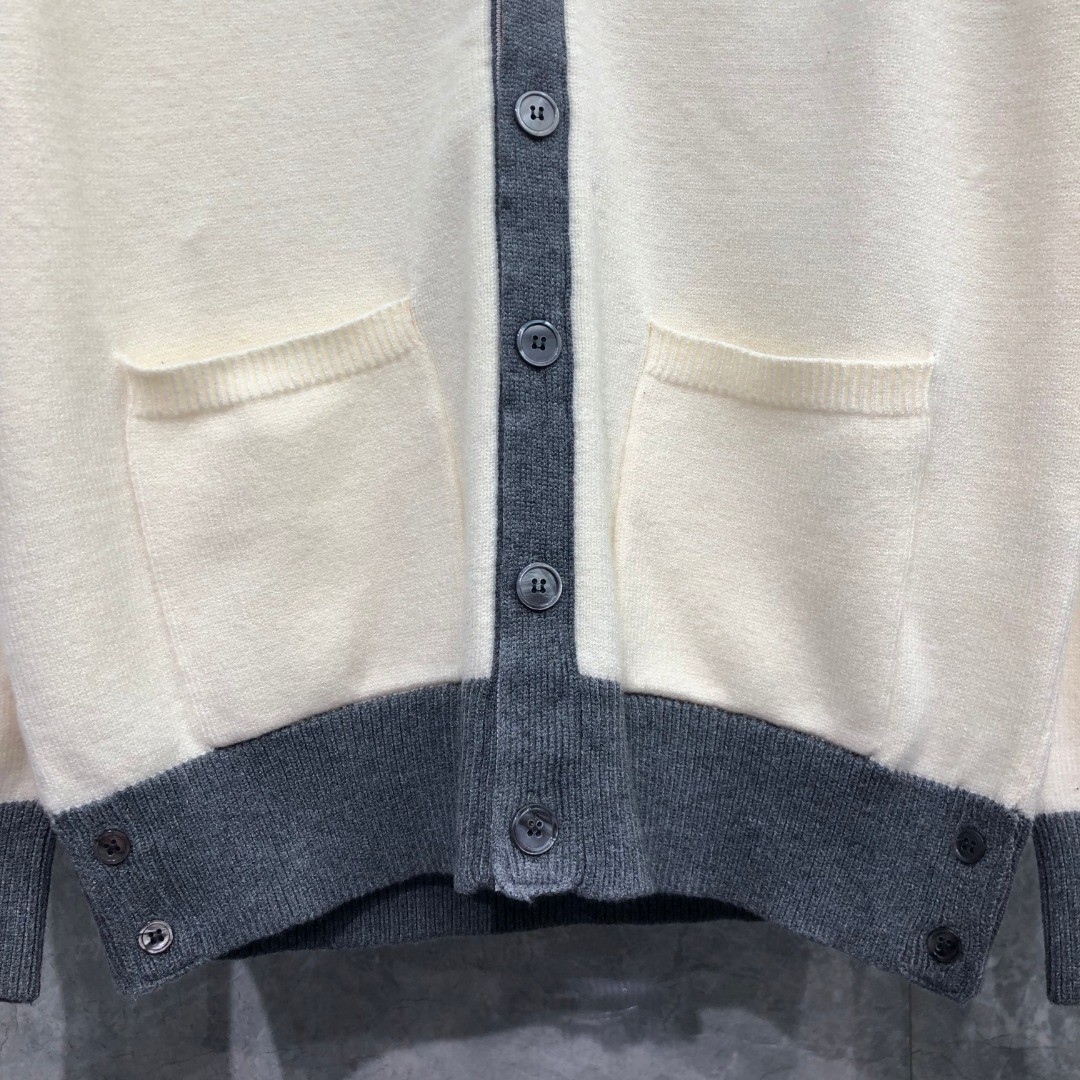 THOM BROWNE 插肩袖V领开衫 毛衣 针织衫 长袖 驼色 白色 MKC485AY1026