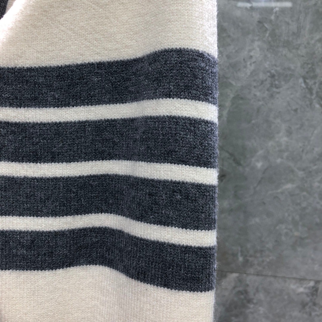 THOM BROWNE 插肩袖V领开衫 毛衣 针织衫 长袖 驼色 白色 MKC485AY1026