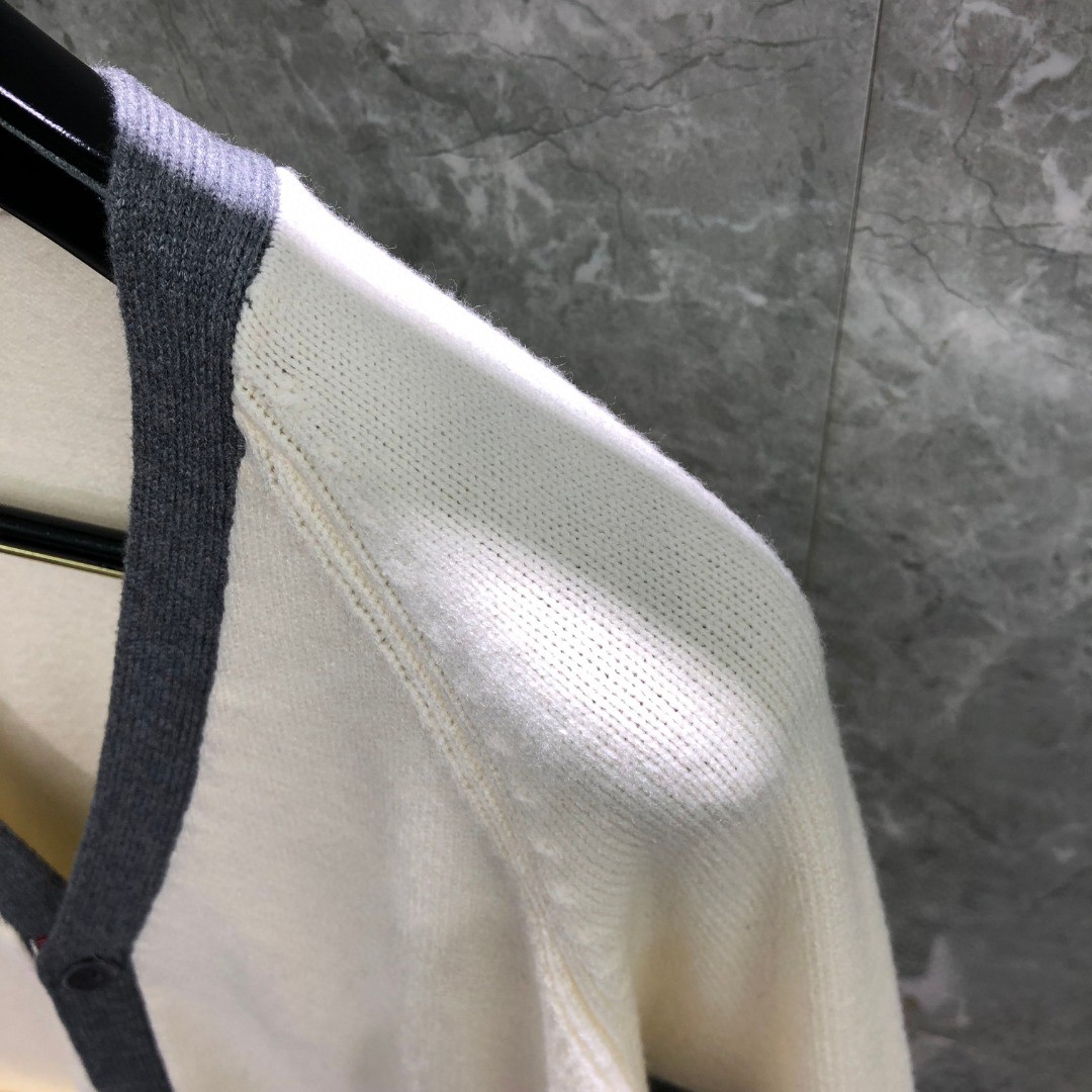 THOM BROWNE 插肩袖V领开衫 毛衣 针织衫 长袖 驼色 白色 MKC485AY1026