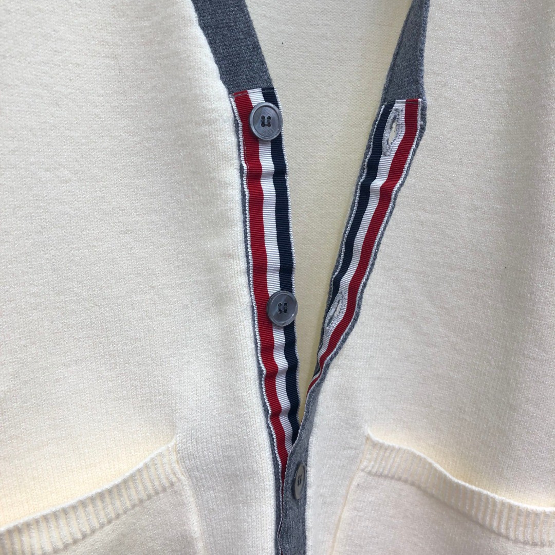 THOM BROWNE 插肩袖V领开衫 毛衣 针织衫 长袖 驼色 白色 MKC485AY1026