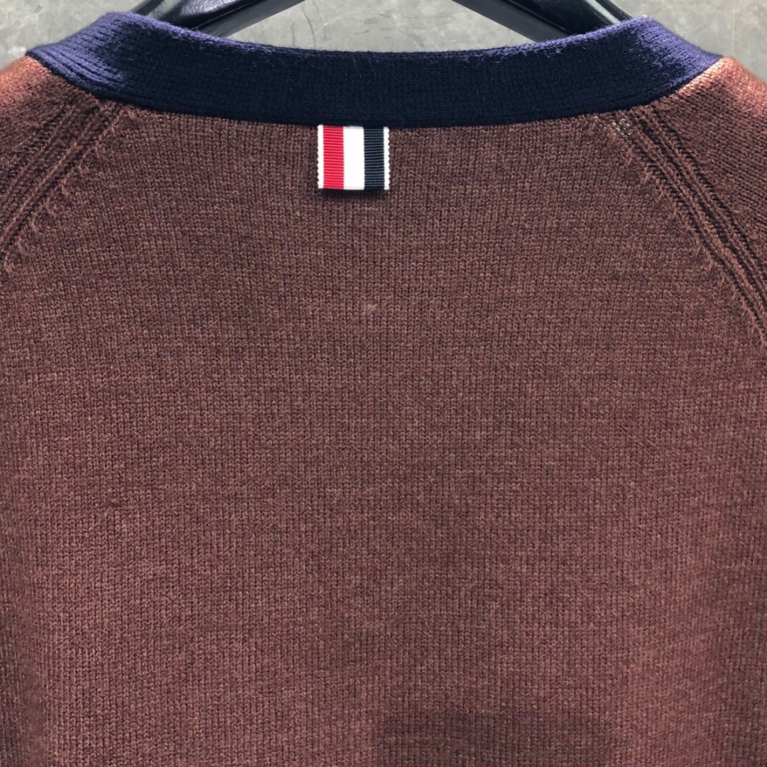 THOM BROWNE 插肩袖V领开衫 毛衣 针织衫 长袖 驼色 白色 MKC485AY1026