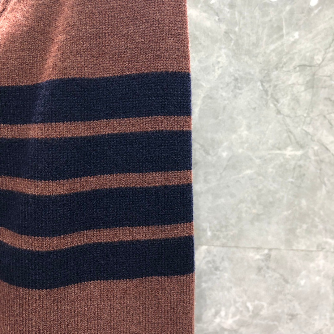 THOM BROWNE 插肩袖V领开衫 毛衣 针织衫 长袖 驼色 白色 MKC485AY1026