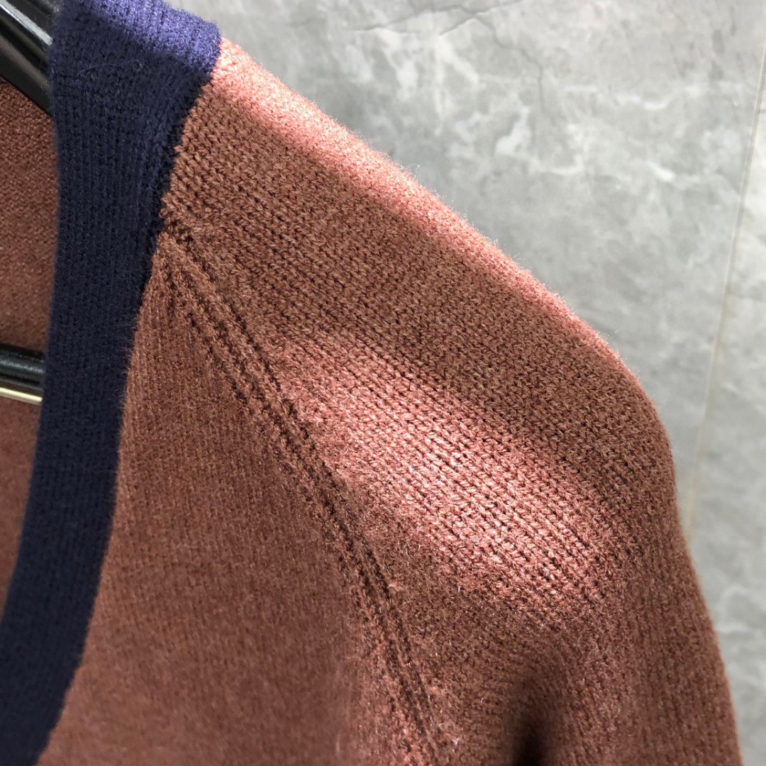 THOM BROWNE 插肩袖V领开衫 毛衣 针织衫 长袖 驼色 白色 MKC485AY1026