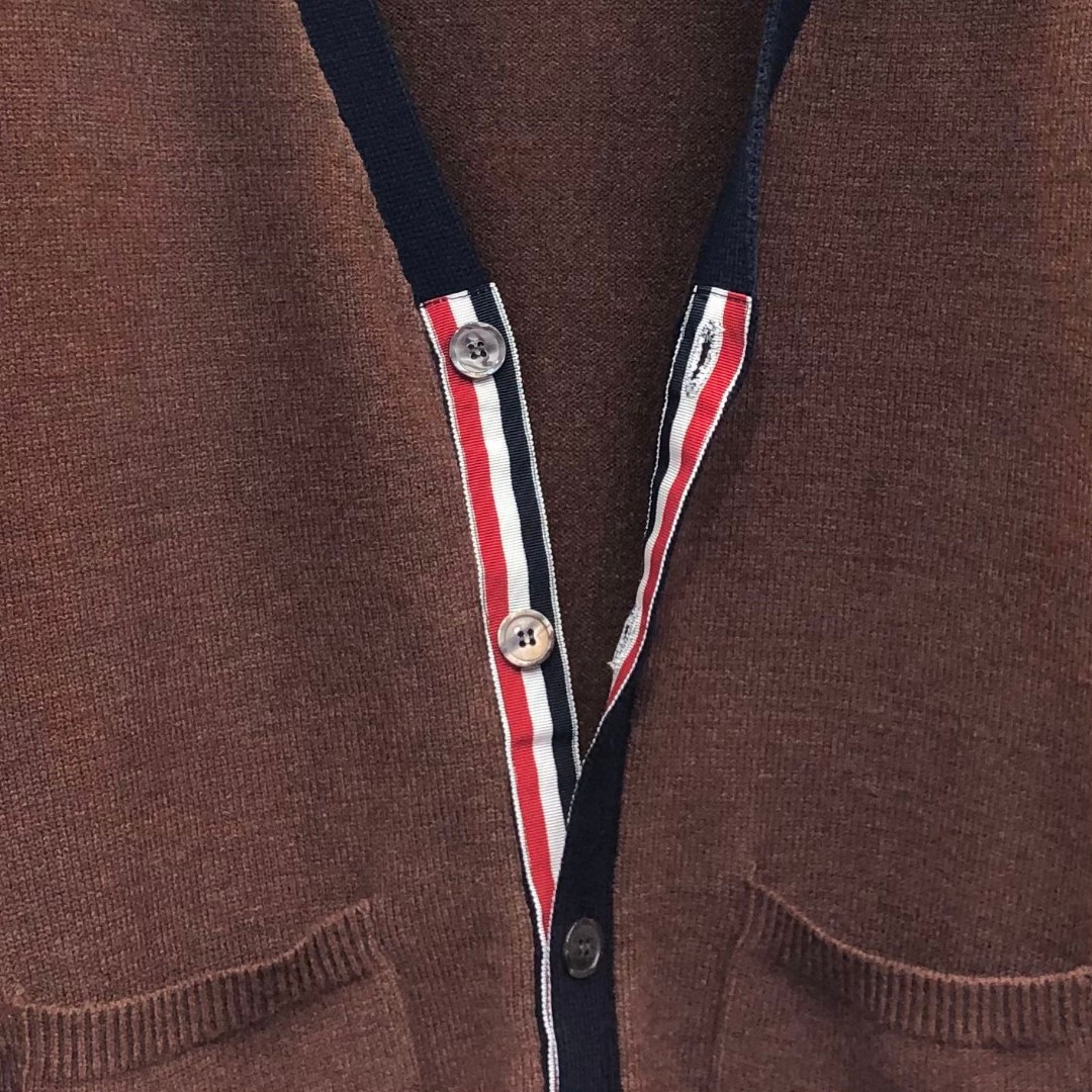 THOM BROWNE 插肩袖V领开衫 毛衣 针织衫 长袖 驼色 白色 MKC485AY1026