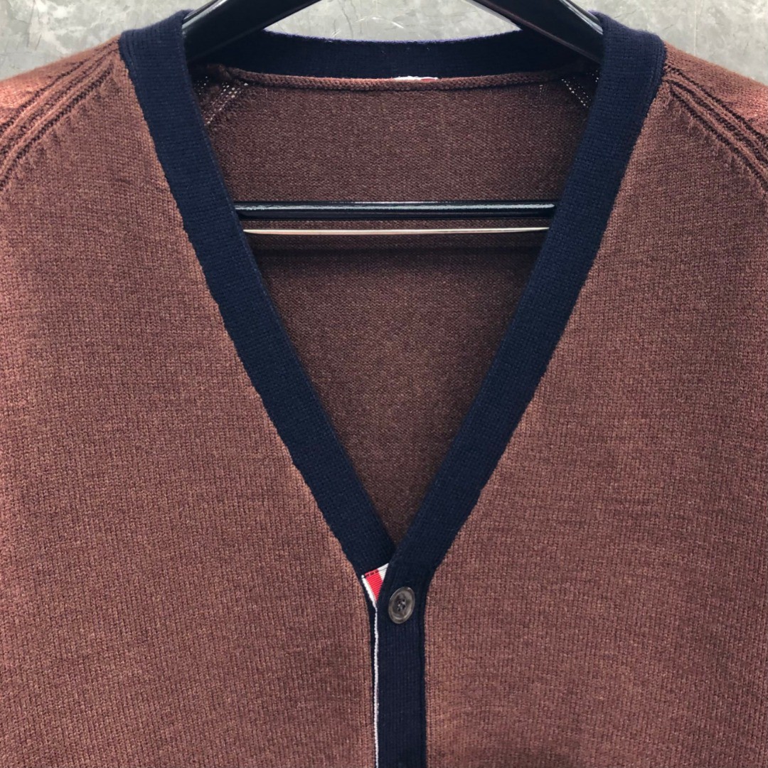 THOM BROWNE 插肩袖V领开衫 毛衣 针织衫 长袖 驼色 白色 MKC485AY1026