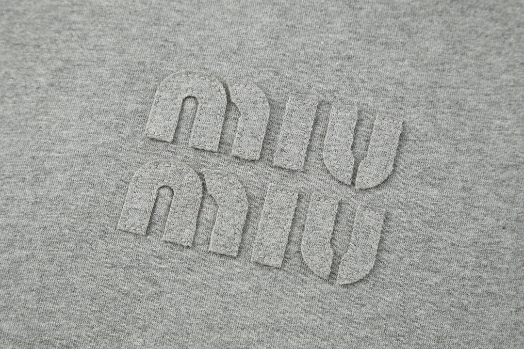 [Copy]MIU MIU 缪缪 纯色字母logo绣花T恤 打底衫 长袖 灰色