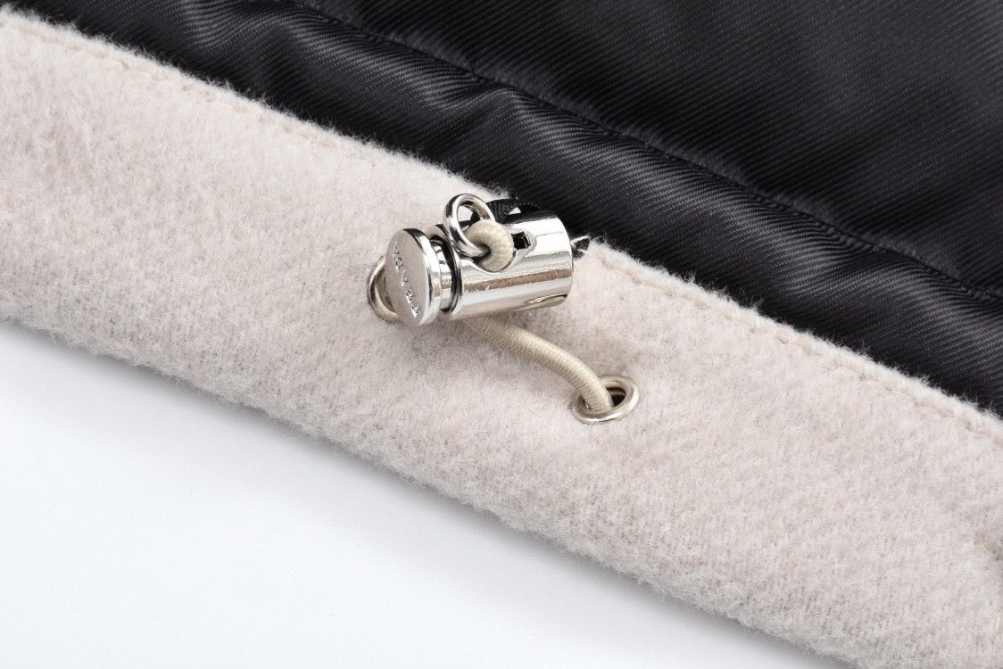 PRADA 普拉达 羊毛徽标立领拉链羽绒马甲 背心 保暖 白色 SGC417-1YEQ-F0627-S-FOO