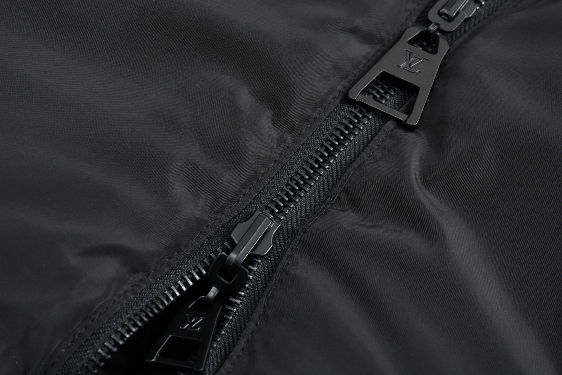 LOUIS VUITTON 路易威登 浮雕压花双面两穿拉链立领羽绒服 外套 长袖 黑色