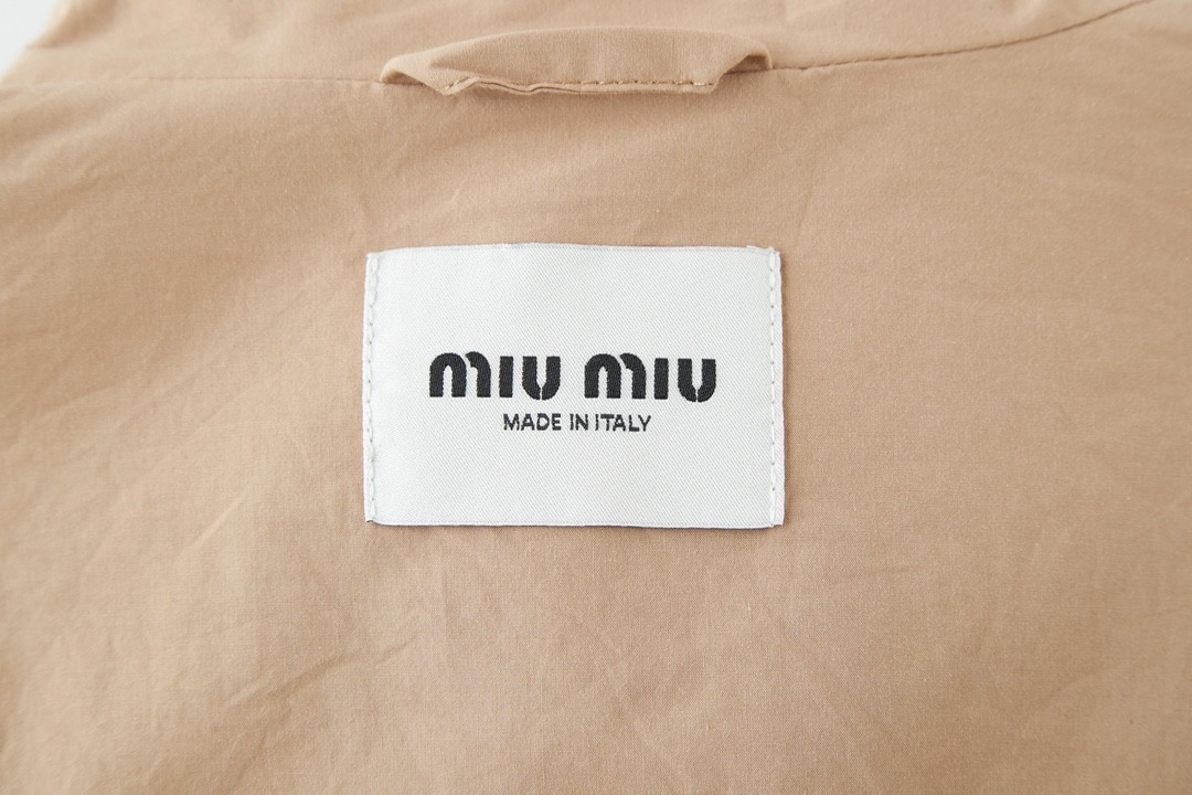 MIU MIU 缪缪 纯色logo徽标夹克 外套 长袖 卡其色