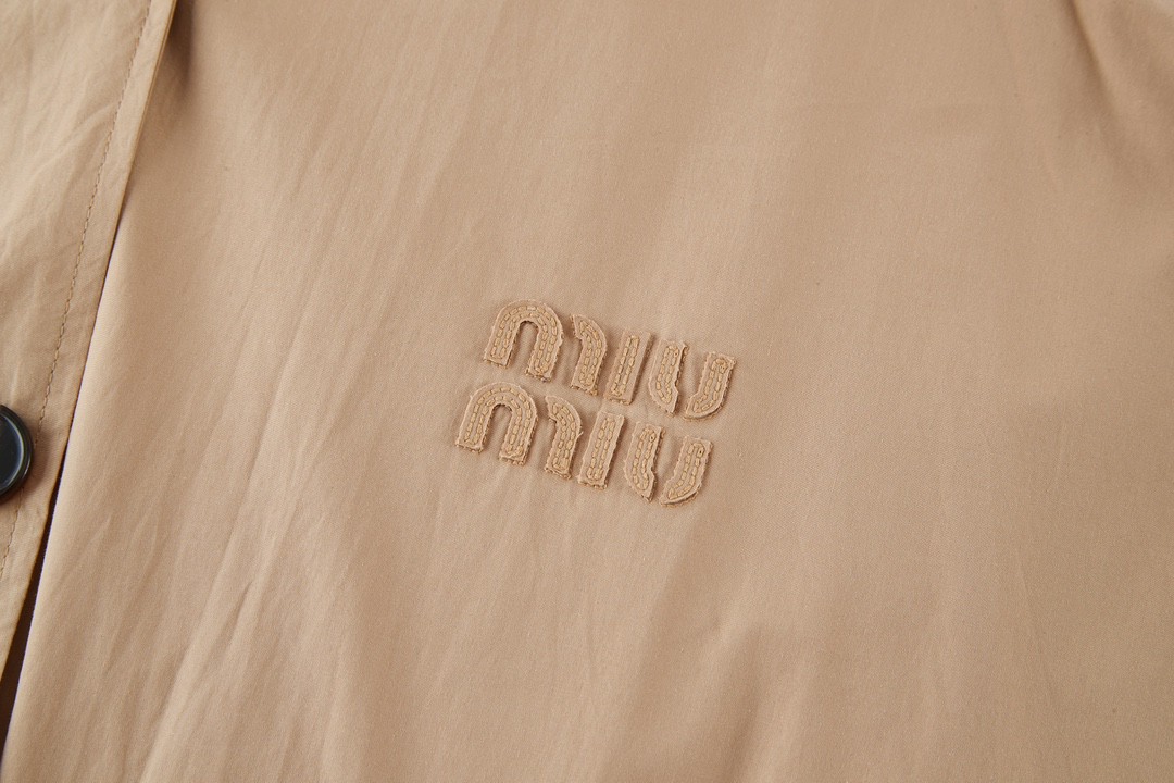 MIU MIU 缪缪 纯色logo徽标夹克 外套 长袖 卡其色