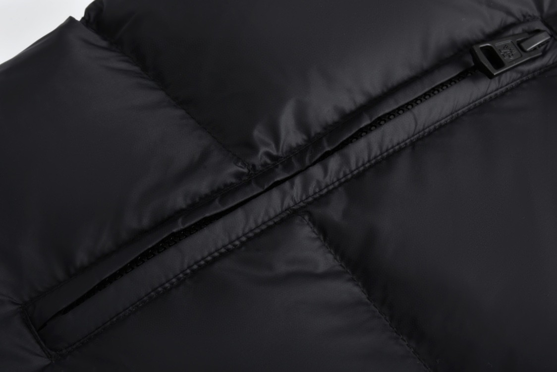 Moncler 蒙口 Cyclone系列 可拆袖两穿设计连帽羽绒服 夹克 保暖 外套 黑色 棕色 J20911A00022596RD689