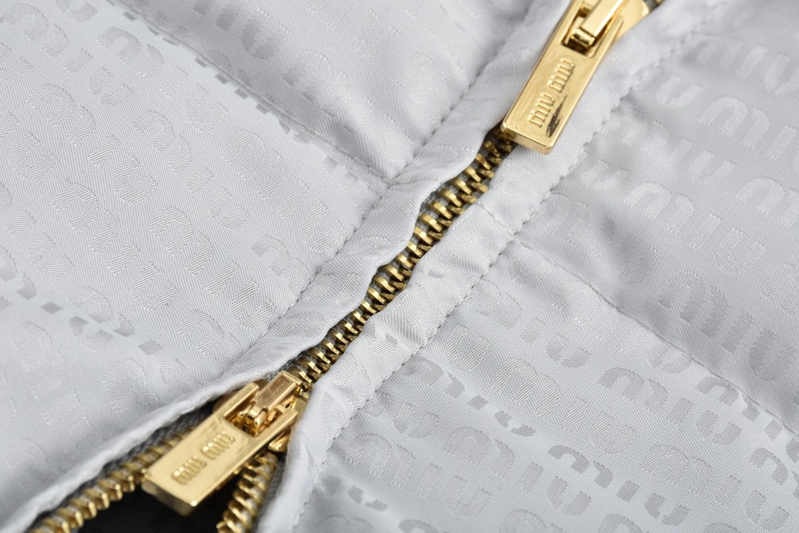 MIU MIU 缪缪 暗纹字母logo满印拉链棉服 夹克 外套 长袖 灰色 黑色