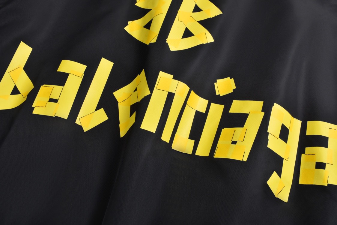 Balenciaga 巴黎世家 黄胶带字母logo印花连帽飞行员夹克 棉服 外套 长袖 黑色 791103TPO041000