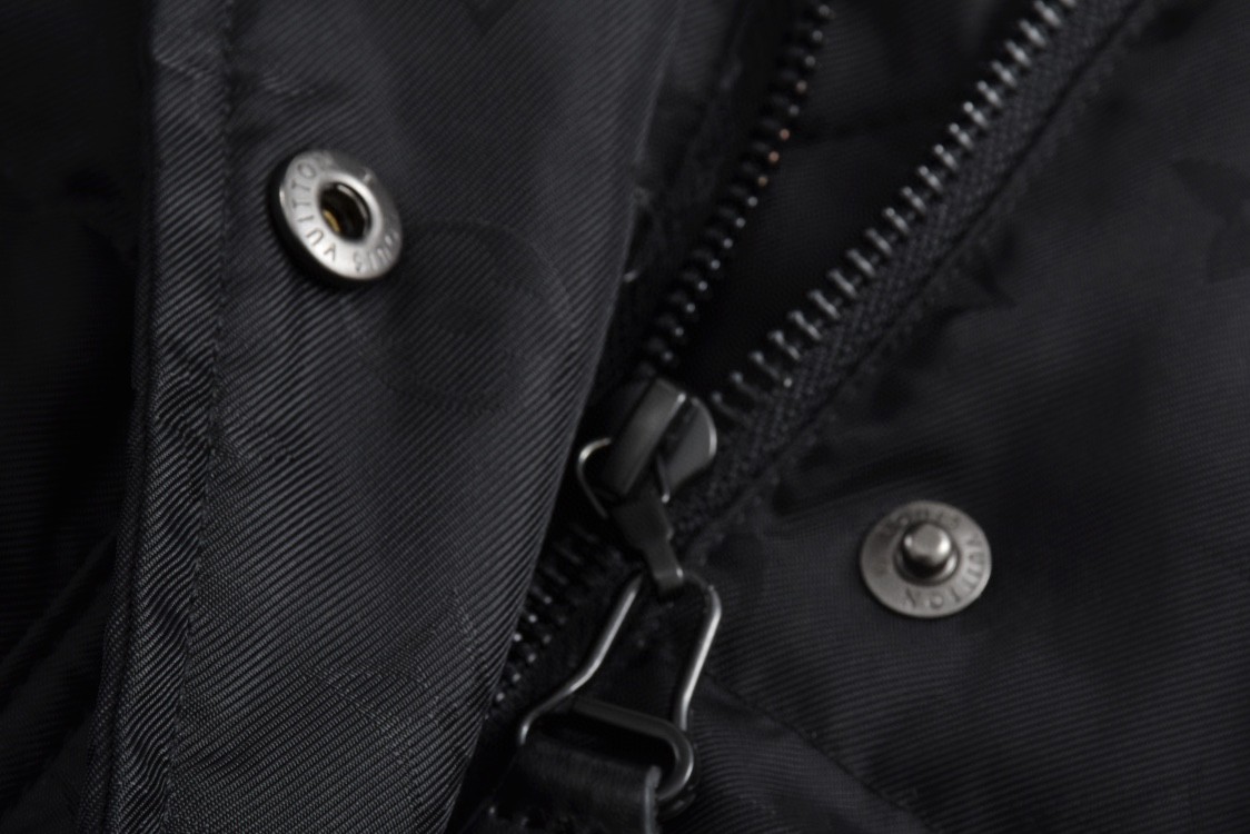 LOUIS VUITTON 路易威登 字母logo暗纹提花连帽羽绒服 外套 长袖 黑色 1AGAEJ