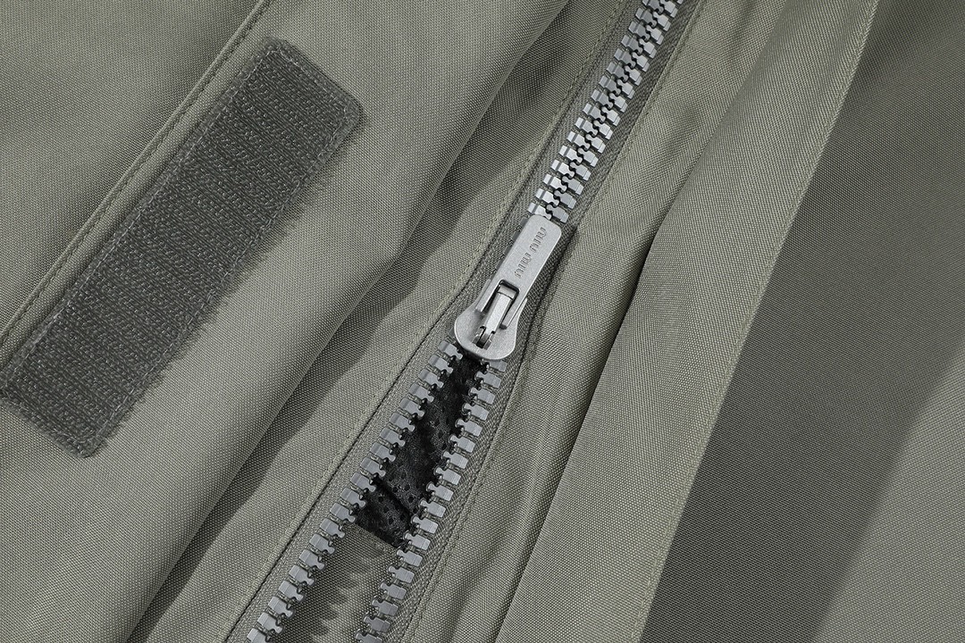 MIU MIU 缪缪 logo字母徽标羊羔毛领拉链冲锋衣 夹克 外套 长袖 白色 钢灰色 ML1093-15RF-F0009-S-OOO