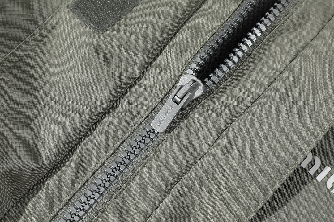 MIU MIU 缪缪 logo字母徽标羊羔毛领拉链冲锋衣 夹克 外套 长袖 白色 钢灰色 ML1093-15RF-F0009-S-OOO