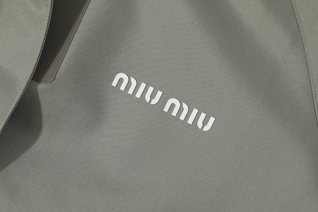 MIU MIU 缪缪 logo字母徽标羊羔毛领拉链冲锋衣 夹克 外套 长袖 白色 钢灰色 ML1093-15RF-F0009-S-OOO
