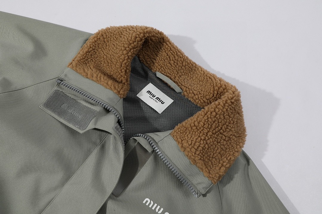 MIU MIU 缪缪 logo字母徽标羊羔毛领拉链冲锋衣 夹克 外套 长袖 白色 钢灰色 ML1093-15RF-F0009-S-OOO