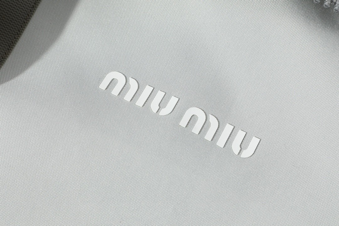 MIU MIU 缪缪 logo字母徽标羊羔毛领拉链冲锋衣 夹克 外套 长袖 白色 钢灰色 ML1093-15RF-F0009-S-OOO