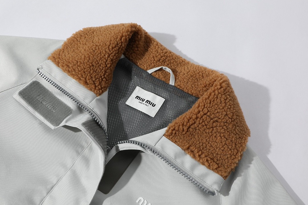MIU MIU 缪缪 logo字母徽标羊羔毛领拉链冲锋衣 夹克 外套 长袖 白色 钢灰色 ML1093-15RF-F0009-S-OOO